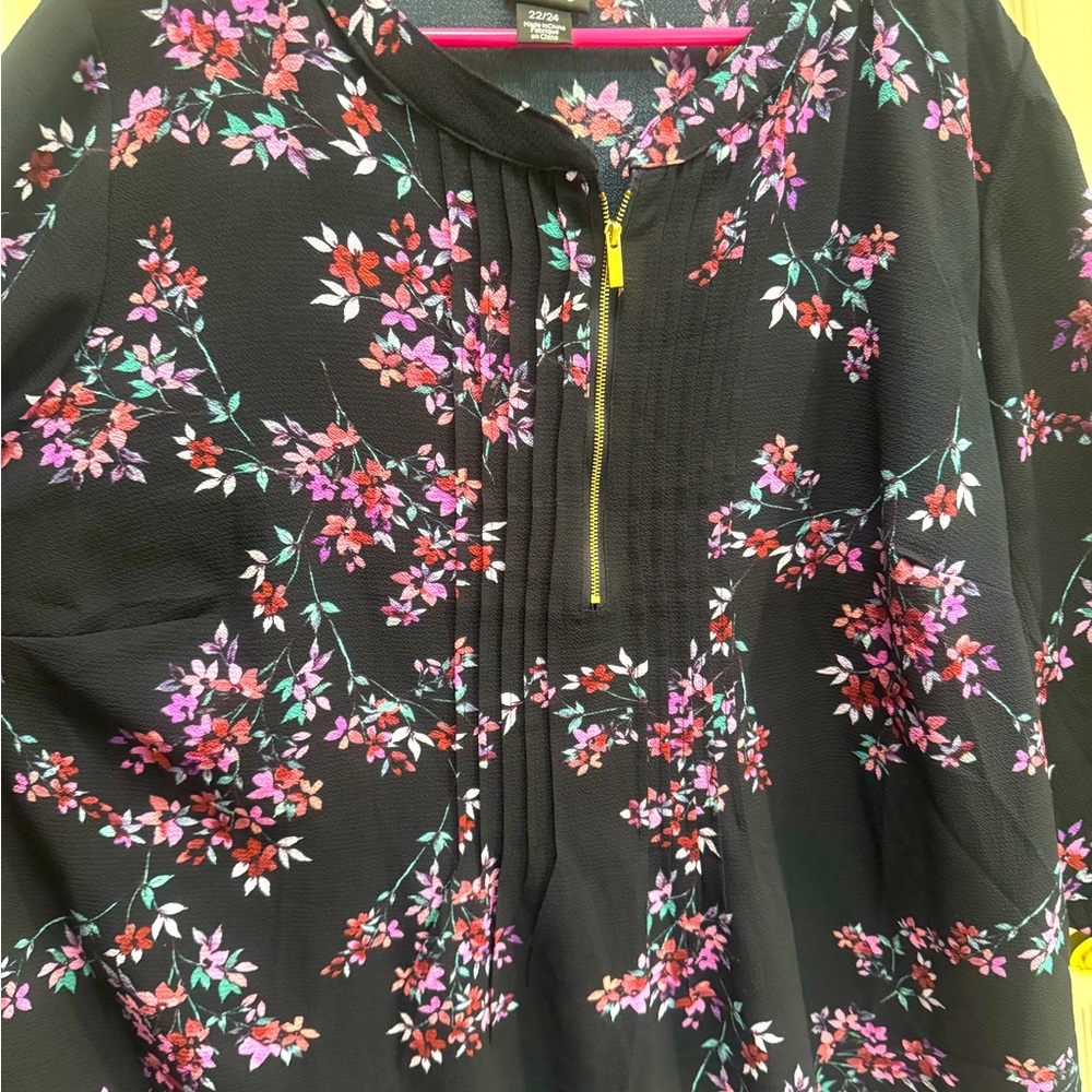 Flower blouse with zipper front design, med length sleeves